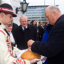 King Harald is offered bread and salt, a traditional welcoming ritual in Slovakia (Photo: Terje Bendiksby / Scanpix)
